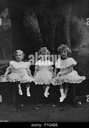 Inglese: i bambini del IX Duca di Beaufort: Blanche Linnie, Diana Maud Nina e Henry Arthur Hugh FitzRoy Somerset . Dal 1902 90 bambini del IX Duca di Beaufort - Speaight CL 6.12.1902 Foto Stock