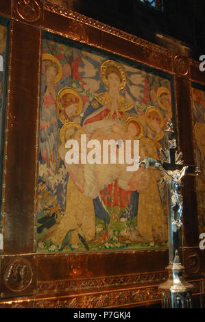 Inglese: Reredos da Kate Bunce (pittura; morì 1927) e sua sorella di Myra (copperwork), a St Alban martire, Birmingham, Inghilterra. 5 aprile 2014, 10:59:32 352 St Alban - Bunce reredos - Andy Mabbett - 39 Foto Stock