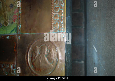 Inglese: Reredos da Kate Bunce (pittura; morì 1927) e sua sorella di Myra (copperwork), a St Alban martire, Birmingham, Inghilterra. 5 aprile 2014, 11:00:32 352 St Alban - Bunce reredos - Andy Mabbett - 43 Foto Stock