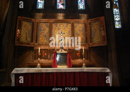 Inglese: Reredos da Kate Bunce (pittura; morì 1927) e sua sorella di Myra (copperwork), a St Alban martire, Birmingham, Inghilterra. 5 aprile 2014, 11:07:34 352 St Alban - Bunce reredos - Andy Mabbett - 63 Foto Stock