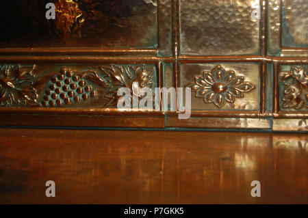 Inglese: Reredos da Kate Bunce (pittura; morì 1927) e sua sorella di Myra (copperwork), a St Alban martire, Birmingham, Inghilterra. 5 aprile 2014, 11:09:14 352 St Alban - Bunce reredos - Andy Mabbett - 65 Foto Stock