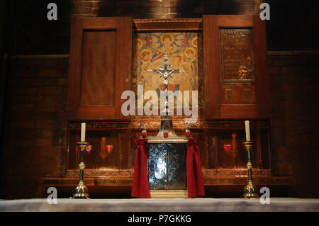 Inglese: Reredos da Kate Bunce (pittura; morì 1927) e sua sorella di Myra (copperwork), a St Alban martire, Birmingham, Inghilterra. 5 aprile 2014, 11:14:52 352 St Alban - Bunce reredos - Andy Mabbett - 73 Foto Stock