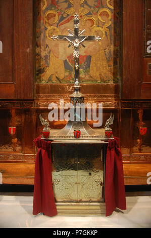 Inglese: Reredos da Kate Bunce (pittura; morì 1927) e sua sorella di Myra (copperwork), a St Alban martire, Birmingham, Inghilterra. 5 aprile 2014, 11:17:29 352 St Alban - Bunce reredos - Andy Mabbett - 78 Foto Stock