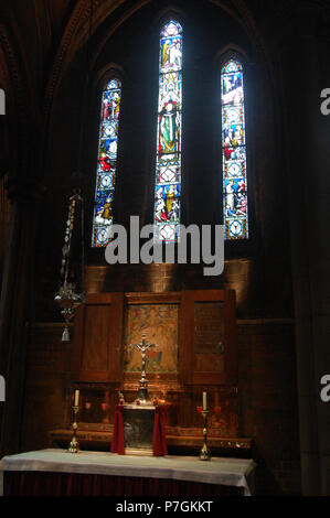 Inglese: Reredos da Kate Bunce (pittura; morì 1927) e sua sorella di Myra (copperwork), a St Alban martire, Birmingham, Inghilterra. 5 aprile 2014, 11:18:57 352 St Alban - Bunce reredos - Andy Mabbett - 80 Foto Stock