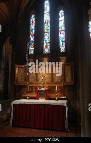 Inglese: Reredos da Kate Bunce (pittura; morì 1927) e sua sorella di Myra (copperwork), a St Alban martire, Birmingham, Inghilterra. 5 aprile 2014, 11:21:13 352 St Alban - Bunce reredos - Andy Mabbett - 85 Foto Stock