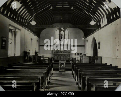 Interno della chiesa di San Giovanni il divino, Calder Grove, Wakefield, West Yorkshire, Inghilterra. Progettato nel 1892 da William Swinden Barber. Vecchia piastra di vetro fotografia datata 1936. Mostra vista dalla navata al presbiterio. 1936 352 St John Calder Grove interno 069 Foto Stock