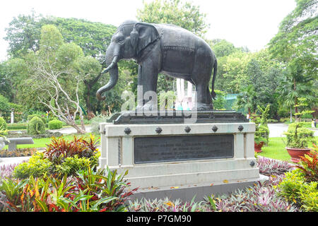 Inglese: Statua di elefante in Saigon Zoo e i Giardini Botanici - Ho Chi Minh City, Vietnam. Donato nel 1930 dal Re Rama VII della Thailandia. 28 luglio 2014, 02:09:25 143 statua dell'Elefante - Saigon Zoo e i Giardini Botanici - Ho Chi Minh City, Vietnam - DSC01177 Foto Stock