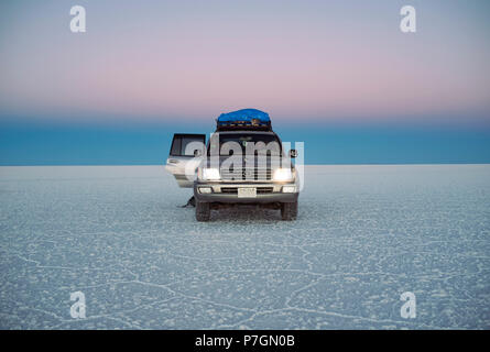 Land Cruiser durante il crepuscolo in Uyuni saline (Salar de Uyuni) Bolivia, Sud America. Giu 2018 Foto Stock