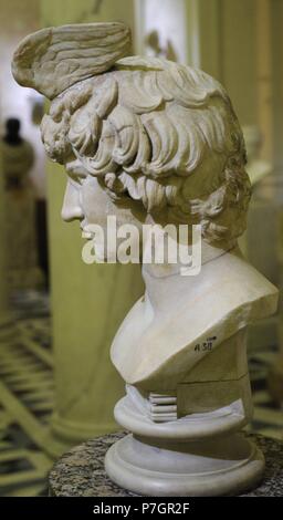 Busto di Antinoo (111-130). Bithynian gioventù greca un un preferito o un amante di Adriano. Opera Romana. Ii secolo d.c. Il marmo. Lo stato Museo Hermitage. San Pietroburgo. La Russia. Foto Stock