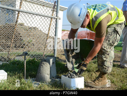 Napoli, Italia (13 settembre 2016) - Builder 2a classe Raymond Fenton, assegnato al supporto navale attività Napoli Opere Pubbliche Dipartimento, versa il calcestruzzo in una scatola che formano come una parte del test di controllo qualità. Navy Lavori Pubblici servizi il supporto e la manutenzione degli impianti e delle infrastrutture su impianti navali in tutto il mondo come parte della Naval Facilities Engineering Command (NAVFAC) missione globale. Foto Stock