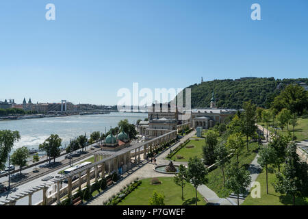 La vista del fiume Danubio dal giardino del castello di Budapest, Ungheria Foto Stock