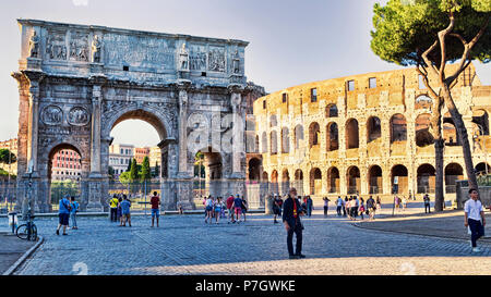 Roma, Italia - 30 Giugno 2018: vista dell'Arco di Costantino e il Colosseo da Via dei Fori Imperiali, attorno ad alcuni turisti e fotografi en Foto Stock
