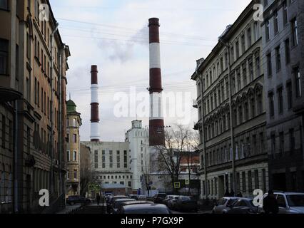 Inquinamento. Camino. Sovetskaya dell'area. San Pietroburgo. La Russia. Foto Stock