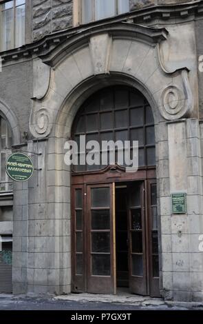 La Russia. San Pietroburgo. Sovetskaya. Edificio dove visse Nadezhda Krupskaya (1869-1939), moglie di Vladimir Lenin (1870-1924). Entrata. Foto Stock