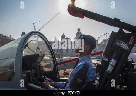 Un cadet guarda un Eurofighter Typhoon FGR4 in mostra presso la sfilata delle Guardie a Cavallo di Londra come parte del National Tour aerei per contrassegnare 100 anni della Royal Air Force. Foto Stock