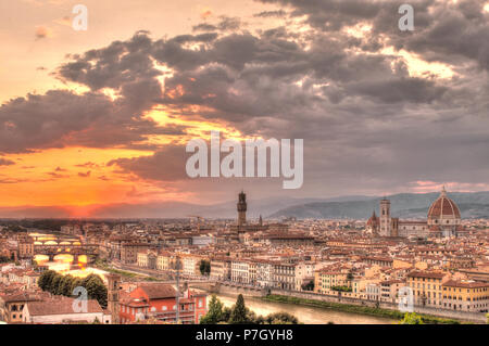 Vista Panoramica di Firenze al tramonto da Ponte Vecchio al Duomo Foto Stock