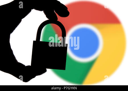 LONDON, Regno Unito - 6 Luglio 2018: Google Chrome questioni di sicurezza. Silhouette di una mano che tiene un lucchetto infront di google chrome logo Foto Stock