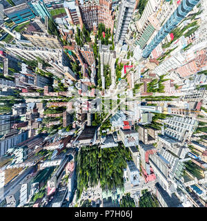 Antenna vista città con strade, case ed edifici. Foto Stock