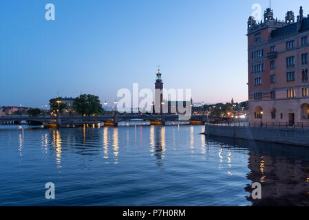 Vista del Municipio al tramonto da Riksbron. Stoccolma, Svezia Foto Stock