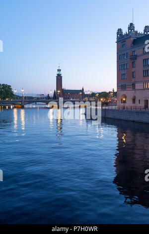 Vista del Municipio al tramonto da Riksbron. Stoccolma, Svezia Foto Stock