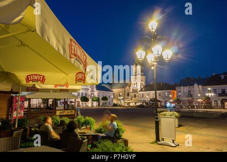 Restaurante frente a la Iglesia y el monasterio franciscano, neo-romanico, plaza del Mercado, Sanok, Voivodato de Subcarpacia, Polonia , Europa orientale. Foto Stock