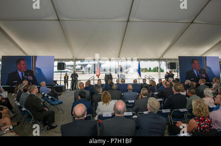 Stati Uniti Air Force Brig. Gen. Kenneth T. Bibb, Commander, 618th Centro per le operazioni aeree, Scott Air Force Base, Illinois, e un ex pilota della C-5 velivolo, dà qualche commento finale durante il cinquantesimo anniversario celebrazione commemorativa dell'C-5 Galaxy che servono negli Stati Uniti Air Force e l'ultimo C-5M Super Galaxy (in background) per essere consegnati per uso operativo, presso Lockheed Martin a Marietta in Georgia, 26 giugno 2018. Il C-5M Super Galaxy sarà consegnato alla 439th Airlift Wing a Westover riserva d'aria di base, Massachusetts. (DoD foto di Master Sgt. Stephen D. Schester) Foto Stock