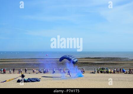 I membri delle Tigri paracadute Team Display sbarco sulla spiaggia di Swansea in Galles Airshow di Swansea Bay Wales Cymry REGNO UNITO Foto Stock