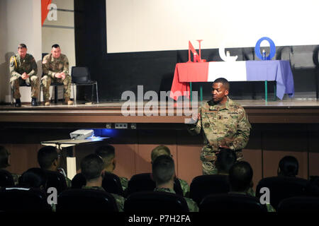 Stati Uniti Comando Esercito Sgt. Il Mag. Ulisse Rayford, U.S. Installazione dell esercito comando di gestione - Europa senior leader arruolato, parla di nuovo usa e esercito tedesco noncommissioned officer presso un NCO cerimonia di induzione, Giugno 28, 2018 a Wiesbaden, Germania. (U.S. Foto dell'esercito da William B. King) Foto Stock