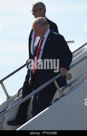 Stati Uniti Presidente Trump e membro del Congresso Kevin Cramer arrivano su Air Force One presso il North Dakota Air National Guard Base, Fargo, N.D., 27 giugno 2018. (U.S. Air National Guard foto di Senior Master Sgt. David H Lipp) Foto Stock