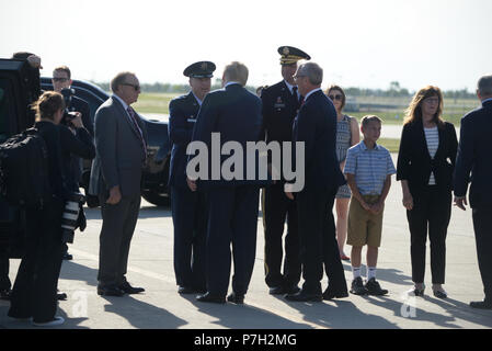 Col. Britt Hartley saluta U.S. Presidente Trump con una mano, come il Mag. Gen. Al Dohrmann, il Dakota del Nord aiutante generale, guarda su trionfi arrivo in North Dakota Air National Guard Base, Fargo, N.D., 27 giugno 2018. Dal congressista Kevin Cramer è in arrivo con Trump. (U.S. Air National Guard foto di Senior Master Sgt. David H Lipp) Foto Stock