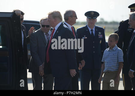 Stati Uniti Presidente Trump si prepara ad entrare in un veicolo per il giro della Papamobile dopo essere stati accolti da Col. Britt Hartley, il 119Wing Commander, al momento del suo arrivo presso la North Dakota Air National Guard Base, Fargo, N.D., 27 giugno 2018. Dal congressista Kevin Cramer è in arrivo con Trump. (U.S. Air National Guard foto di Senior Master Sgt. David H Lipp) Foto Stock