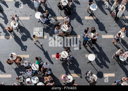 Le persone al di fuori della Royal Festival Hall di Londra, Regno Unito Foto Stock