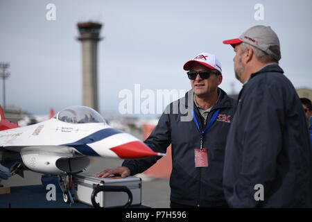 Quique Somenzini, sistemi aerei senza pilota pilota, e Dave Ribbe, manutentore, discutere la dimostrazione di volo piano per la F-16QQ PNP Model jet durante l'Artico Thunder Open House esigenze speciali e per il Dipartimento della Difesa la Giornata della Famiglia a base comune Elmendorf-Richardson, Alaska, 29 giugno 2018. Durante la biennale open house, JBER apre le sue porte al pubblico e ospita diversi artisti tra cui gli Stati Uniti Air Force Thunderbirds, JBER forze congiunte di dimostrazione e gli Stati Uniti Air Force F-22 Raptor team di dimostrazione. (U.S. Air Force foto da Jamal Wilson) Foto Stock