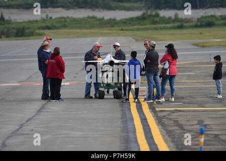 Osservata da amici e familiari, Dave Ribbe, sistemi aerei senza pilota manutentore, e Quique Somenzini, UAS pilota, condurre una verifica di preflight del F-16QQ PNP Model jet durante l'Artico Thunder Open House esigenze speciali e per il Dipartimento della Difesa la Giornata della Famiglia a base comune Elmendorf-Richardson, Alaska, 29 giugno 2018. Durante la biennale open house, JBER apre le sue porte al pubblico e ospita diversi artisti tra cui gli Stati Uniti Air Force Thunderbirds, JBER forze congiunte di dimostrazione e gli Stati Uniti Air Force F-22 Raptor team di dimostrazione. (U.S. Air Force foto da Jamal Wilson) Foto Stock