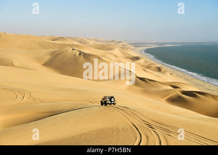 4x4 aziona oltre le dune di sabbia del deserto del Namib, Namibia Foto Stock