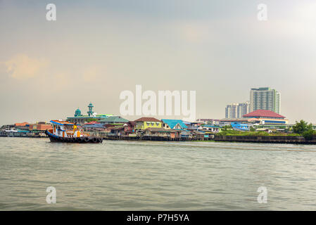 Thai barca sul Fiume Chao Phraya in rural area di Bangkok in Thailandia Foto Stock