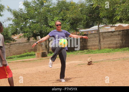 Chasity TSgt Castonguay, una Task Force Darby airman, gioca a calcio con i bambini dal Saare Jabbaama casa dei bambini giugno 28, 2018 vicino alla posizione di contingenza Garoua in Camerun. TF Darby i membri del servizio sono in servizio in un ruolo di supporto per i militari camerunesi nella lotta contro i violenti organizzazione estremista Boko Haram. Foto Stock