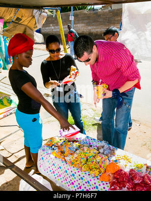 Johannesburg, Sud Africa, 23 aprile 2013, i turisti acquistano da imprese informali sul lato della strada a Soweto Foto Stock