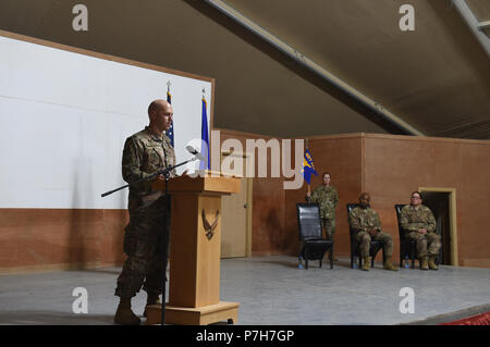 Col. Scott Gibson, 407 Aria Gruppo Expeditionary commander e presiedere officer, dà le osservazioni di apertura durante un cambiamento di cerimonia di comando in una località segreta nel sud-ovest Asia Luglio 1, 2018. Durante la cerimonia, Lt. Col. Charlie Grover rinunciato il comando delle 407 comunicazioni Expeditionary Squadron per il Mag. Maria Kuconis. (U.S. Air Force photo by Staff Sgt. Dana J. cavo) Foto Stock