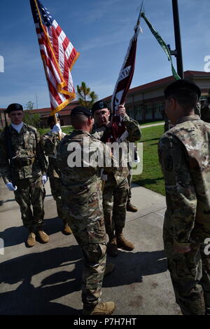 Il guerriero del battaglione di transizione ha ospitato una modifica del comando cerimonia per Lt. Col. Steven G. Robins, comandante in entrata, e il tenente Col. Phillip B. Brown Jr., comandante uscente, giovedì, 28 Giugno presso il cpl. Rudolfo Hernandez guerriero battaglione di transizione complessa a Fort Bragg. Foto Stock