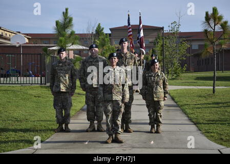 Il guerriero del battaglione di transizione ha ospitato una modifica del comando cerimonia per Lt. Col. Steven G. Robins, comandante in entrata, e il tenente Col. Phillip B. Brown Jr., comandante uscente, giovedì, 28 Giugno presso il cpl. Rudolfo Hernandez guerriero battaglione di transizione complessa a Fort Bragg. Foto Stock