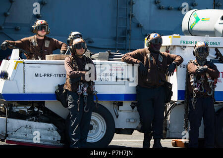 180626-N-UJ486-0288 Mare Mediterraneo (26 giugno 2018) marinai osservare le operazioni di volo a bordo della Nimitz-class portaerei USS Harry Truman (CVN 75). Harry Truman è attualmente operativo in Commander 6a flotta area di responsabilità a sostegno di le operazioni di sicurezza marittima a fianco degli alleati. (U.S. Foto di Marina di Massa lo specialista di comunicazione di terza classe Rebecca A. Watkins/rilasciato) Foto Stock