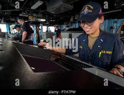 180626-N-EGLI318-1037 Manila, Filippine (26 giugno 2018) Lt. JG Vivian Chau, da Rowland Heights, California, assiste con navigazione sul ponte del Ticonderoga-class guidato-missili cruiser USS Antietam (CG 54). Antietam è di pattuglia NEGLI STATI UNITI 7 flotta area di operazione il supporto di sicurezza e stabilità nella regione Indo-Pacifico. (U.S. Foto di Marina di Massa lo specialista di comunicazione 2a classe William McCann/rilasciato) Foto Stock