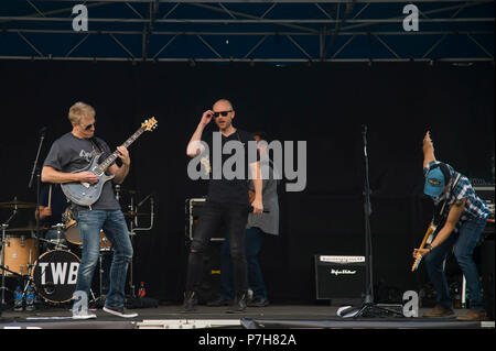 Membri della Tyler Walker Band un concerto per il Team Buckley Giugno 30, 2018 a Buckley Air Force Base in Colorado. La Tyler Walker Band ha preso tempo fuori ci tour estivo per riprodurre la musica per gli uomini e le donne di Buckley AFB. (U.S. Air Force Foto di Senior Airman Stephen G. Eigel) Foto Stock