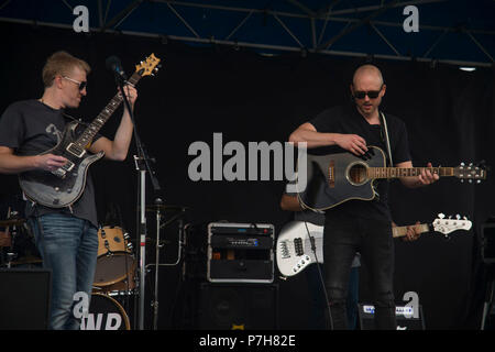 Membri della Tyler Walker Band un concerto per il Team Buckley Giugno 30, 2018 a Buckley Air Force Base in Colorado. La Tyler Walker Band ha preso tempo fuori ci tour estivo per riprodurre la musica per gli uomini e le donne di Buckley AFB. (U.S. Air Force Foto di Senior Airman Stephen G. Eigel) Foto Stock