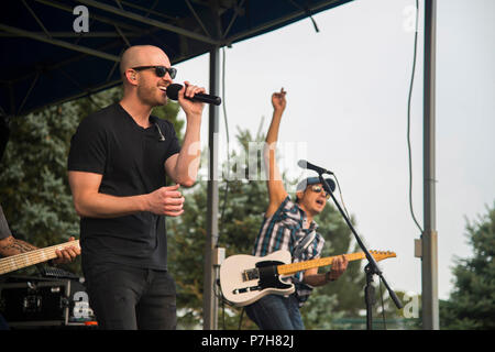 Membri della Tyler Walker Band un concerto per il Team Buckley Giugno 30, 2018 a Buckley Air Force Base in Colorado. La Tyler Walker Band ha preso tempo fuori ci tour estivo per riprodurre la musica per gli uomini e le donne di Buckley AFB. (U.S. Air Force Foto di Senior Airman Stephen G. Eigel) Foto Stock