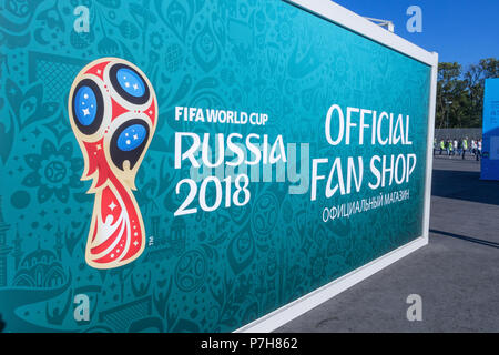 Samara, Russia - 17 Giugno 2018: emblema Official Fan Shop FIFA World Cup Russia 2018 Foto Stock