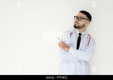 Medico senior uomo, professionista medico rivolto lontano lato con il dito su isolati con sfondo. Foto Stock