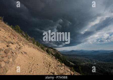 Aria di Tempesta attorno Garfield picco nel deserto di Oregon Foto Stock