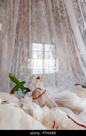 Manichini di carta da indossare stile XVIII secolo Abiti sul letto con parrot Foto Stock